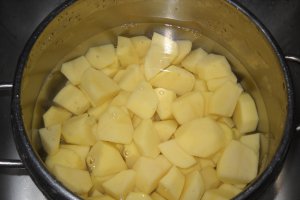 Peste la cuptor cu garnitura de cartofi natur