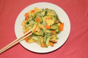 Oua prajite cu castravete in stil chinezesc