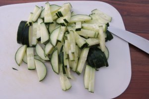 Oua prajite cu castravete in stil chinezesc