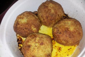 Meatballs cu oua sau Chiftele umplute cu oua