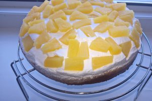Tort cu frisca si ananas