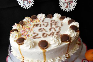 Tort cu crema de lamaie, caramel si alune de padure