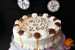 Tort cu crema de lamaie, caramel si alune de padure