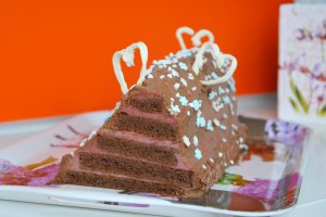 Tort cu crema de capsuni, zmeura si sampanie