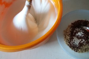 Tort cu bezea, nuca si crema de vanilie cu banane
