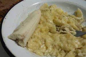 Tort cu bezea, nuca si crema de vanilie cu banane