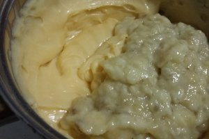 Tort cu bezea, nuca si crema de vanilie cu banane