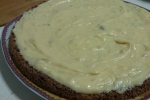 Tort cu bezea, nuca si crema de vanilie cu banane