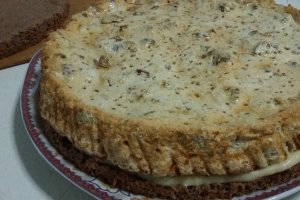 Tort cu bezea, nuca si crema de vanilie cu banane