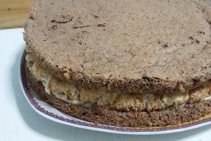 Tort cu bezea, nuca si crema de vanilie cu banane