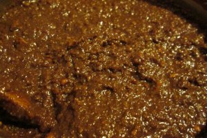 Nuci umplute cu crema de ciocolata