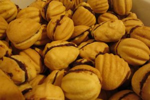 Nuci umplute cu crema de ciocolata