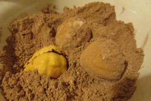 Nuci umplute cu crema de ciocolata