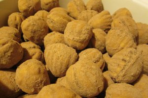 Nuci umplute cu crema de ciocolata