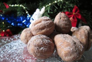 Nuci umplute cu crema de ciocolata
