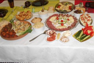Aperitive, antreuri, mizilicuri, salate, racituri pentru masa de Craciun si Revelion