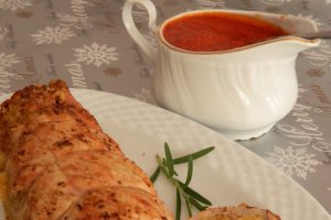 Muschiulet rulat cu pasta de naut si carnaciori afumati