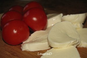Pizza cu legume de primavara si mozzarella
