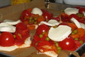 Pizza cu legume de primavara si mozzarella