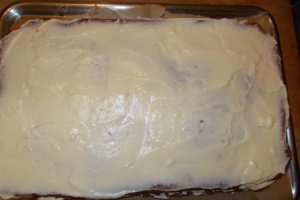 Prajitura cu foi de cacao, crema de lapte si glazura de ciocolata