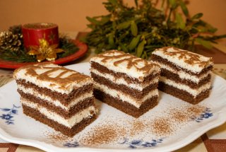 Prajitura cu foi de cacao, crema de lapte si glazura de ciocolata