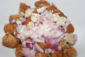 Salata de chiftelute (din carne) cu paste si sos de rosii