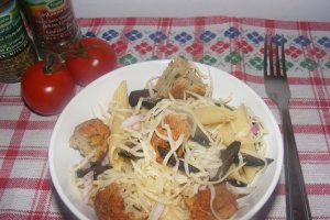 Salata de chiftelute (din carne) cu paste si sos de rosii