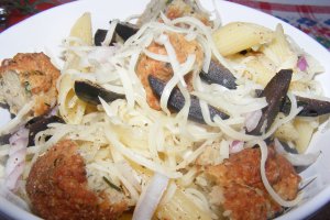 Salata de chiftelute (din carne) cu paste si sos de rosii