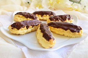 Eclere cu crema de vanilie si glazura de ciocolata