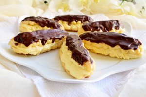 Eclere cu crema de vanilie si glazura de ciocolata
