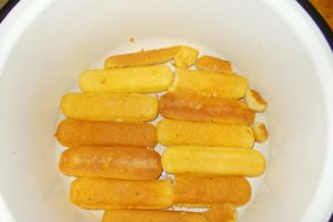 Tort cu piscoturi, fructe si frisca
