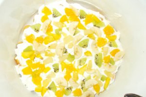 Tort cu piscoturi, fructe si frisca