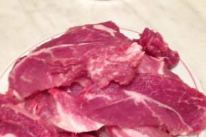 Spata de porc cu legume la Multicooker