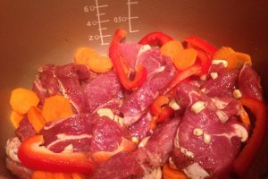 Spata de porc cu legume la Multicooker
