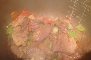 Spata de porc cu legume la Multicooker