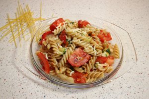 Salată de paste cu legume proaspete
