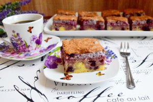 Prajitura cu iaurt si dulceata de coacaze negre