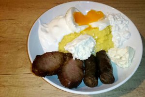 Mamaliga cu branzeturi si carne afumata
