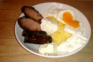 Mamaliga cu branzeturi si carne afumata