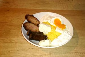 Mamaliga cu branzeturi si carne afumata