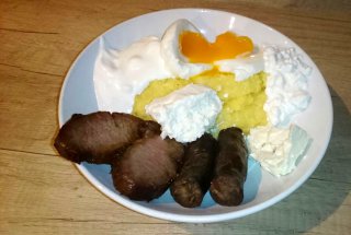 Mamaliga cu branzeturi si carne afumata