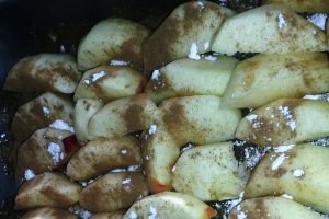Prajitura cu mere caramelizate si crema cu mascarpone