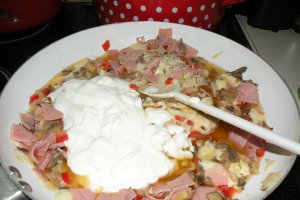 Paste cu sunca,legume si smantana