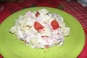 Paste cu sunca,legume si smantana