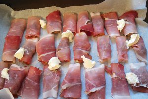 Ficatei de pui inveliti in bacon