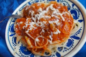 Spaghete cu chiftelute si sos de rosii