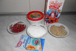 Panna cotta cu fragi si nuci caramelizate