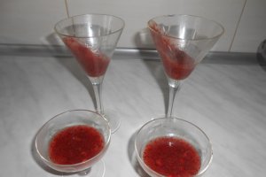 Panna cotta cu fragi si nuci caramelizate
