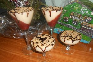 Panna cotta cu fragi si nuci caramelizate