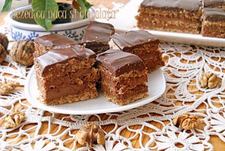 Desert prajitura cu bezea cu nuca si crema de ciocolata